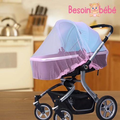 Moustiquaire rose universelle Moustik'Guard™ installée sur une poussette ; montre la couverture totale et le filet de protection anti-insectes.