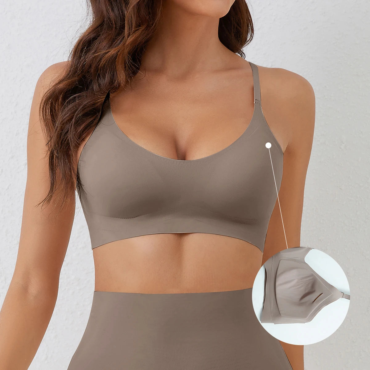 Brassière coloris Gris-Violet effet seconde peau, maintien naturel sans armatures et confort invisible.