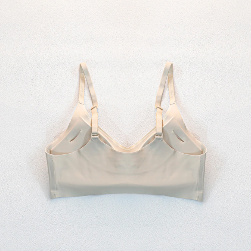 Dos d'une brassière beige sans coutures montrant les larges bretelles réglables et l'absence d'agrafes pour un confort total sans irritations.