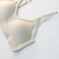Zoom sur le bonnet moulé et la matière microfibre lisse d'une brassière beige sans coutures, mettant en avant la douceur du tissu et les bretelles fines réglables.