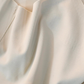 Gros plan sur le tissu microfibre ultra-doux de la brassière beige, montrant la texture fluide et respirante pour un confort quotidien sans irritation.