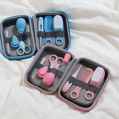 Photo du Kit’Soins™ BesoinBébé™, trousse de soin et d’hygiène 8-en-1 pour bébé, disponible en bleu et rose, contenant tous les accessoires essentiels pour les soins quotidiens.