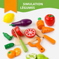 Set de jeu d'imitation cuisine Montessori en bois comprenant des fruits et légumes à découper (carotte, pomme, poire, aubergine), une planche à découper et deux couteaux de sécurité pour enfant.