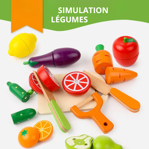 Set de jeu d'imitation cuisine Montessori en bois comprenant des fruits et légumes à découper (carotte, pomme, poire, aubergine), une planche à découper et deux couteaux de sécurité pour enfant.