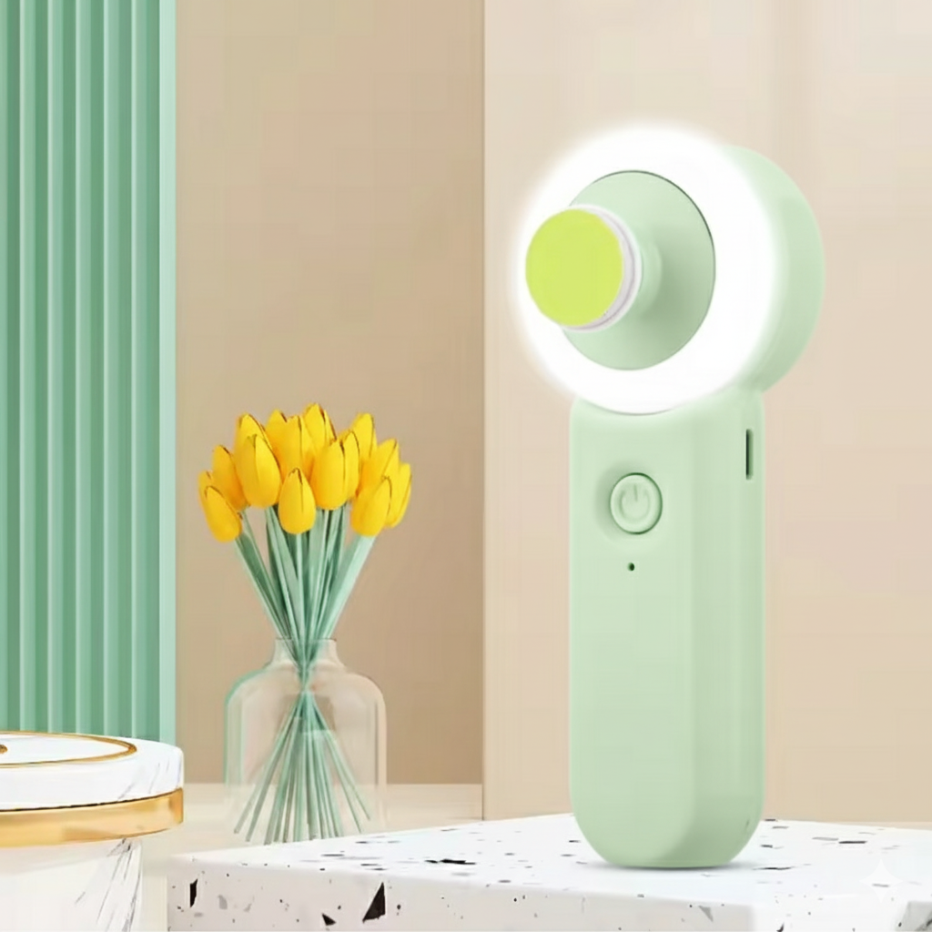 Gros plan sur le Coupe Ongles Électrique Sécurisé à LED La LumiOngles™ vert, avec sa lumière annulaire allumée, posé sur un support décoratif