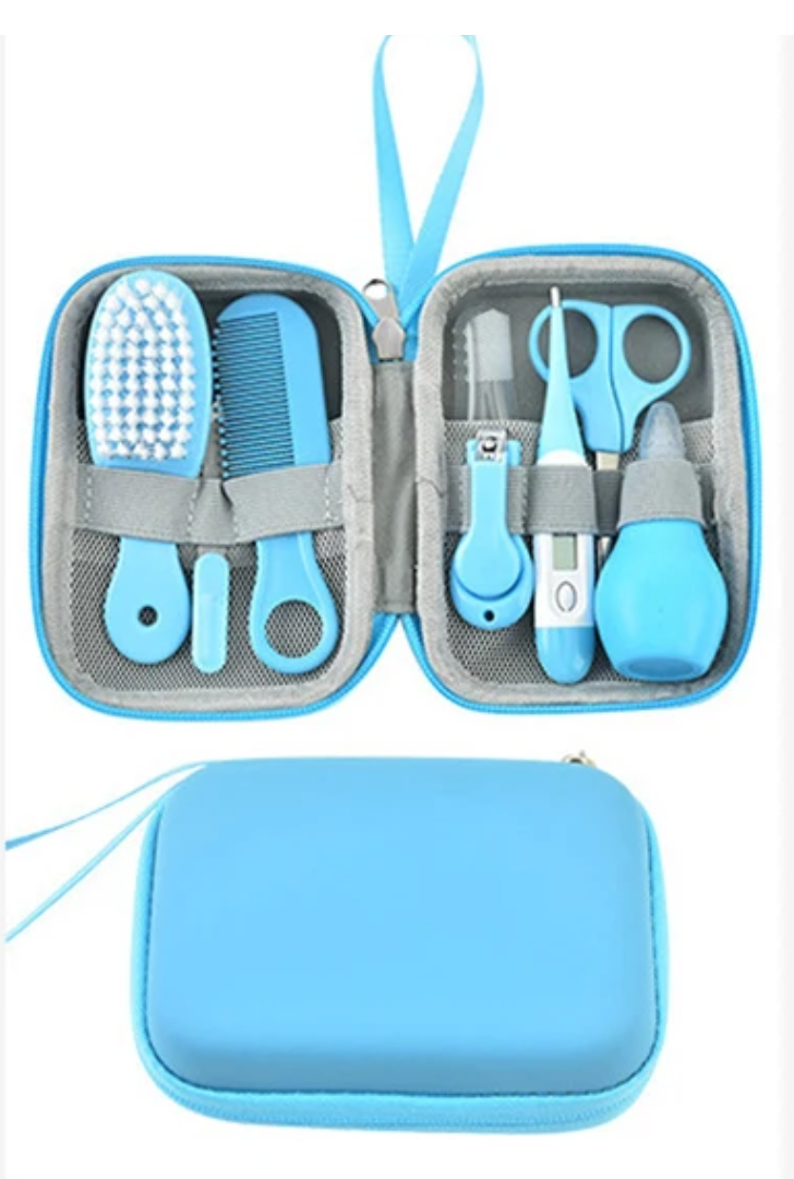 Kit’Soins™ bleu BesoinBébé, trousse de soin et d’hygiène 8-en-1 pour bébé, portable et sûre.