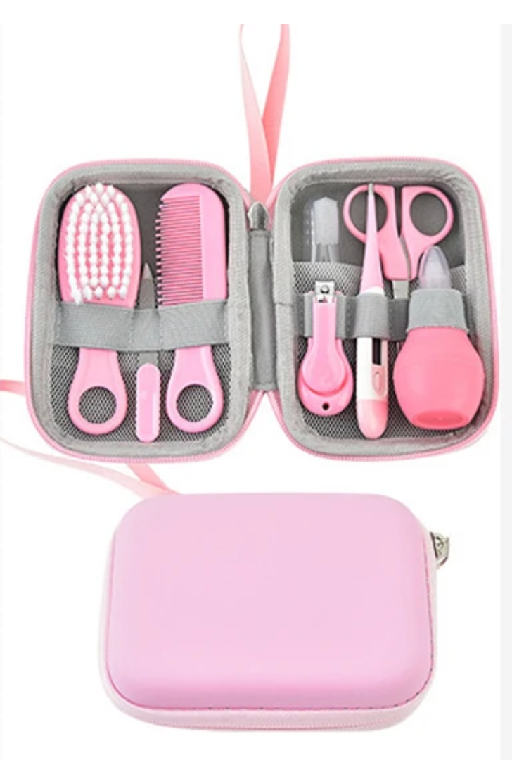 Kit’Soins™ rose BesoinBébé, trousse de soin et d’hygiène 8-en-1 pour bébé, portable, sûre et pratique pour les soins quotidiens.