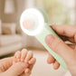 Gros plan sur les mains d'une maman utilisant La LumiOngles™ au design ergonomique, sa prise ferme sur l'appareil et son soutien doux de la petite main de bébé, garantissant un contrôle optimal et sans stress.
