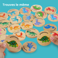Jeu éducatif 'Trouves le même' : jetons ronds en bois illustrés avec différents dinosaures colorés pour stimuler la mémoire visuelle et la reconnaissance des formes.