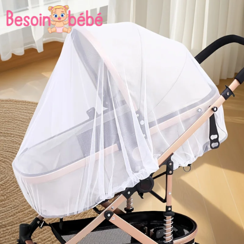 Moustiquaire blanche universelle Moustik'Guard™ installée sur une poussette ; montre la couverture totale et le filet de protection anti-insectes.