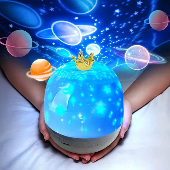Veilleuse projection LuminAstra™ créant un ciel étoilé dynamique et immersif au plafond d'une chambre d'enfant.