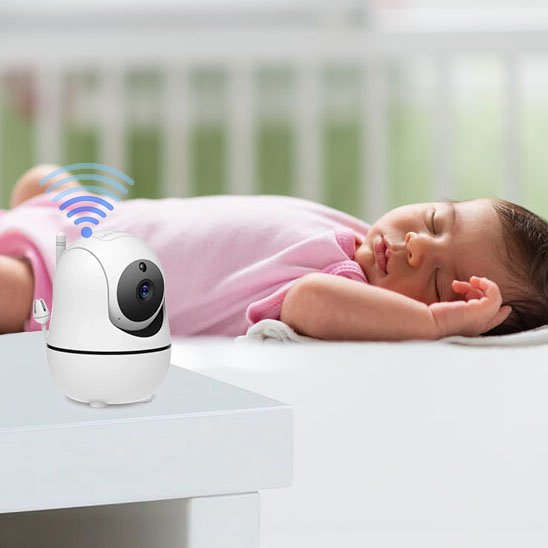 Caméra bébé WiFi discrètement installée dans la chambre, illustrant le système de surveillance continue pour des nuits sereines.