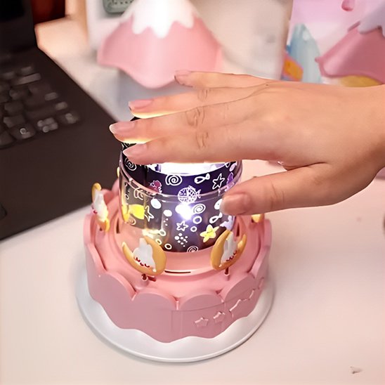 Veilleuse projection LuminAstra™ compacte, tenue dans les mains pour illustrer sa portabilité et sa facilité d'utilisation dans n'importe quelle pièce.