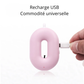 Mini purificateur d'air portable rose en cours de chargement avec un câble USB, illustrant la commodité universelle et la facilité de recharge du produit pour les parents.