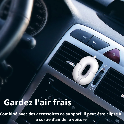 Mini Purificateur d'air portable blanc clipsé à la sortie d'air d'une voiture, pour maintenir l'air frais et purifié dans l'habitacle pour bébé, éliminant odeurs et polluants.