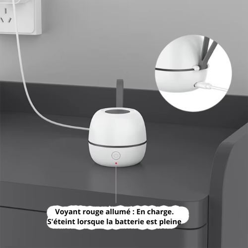 Stérilisateur UV portable BesoinBébé™ en charge, voyant rouge allumé. Désinfection tétine USB-C.